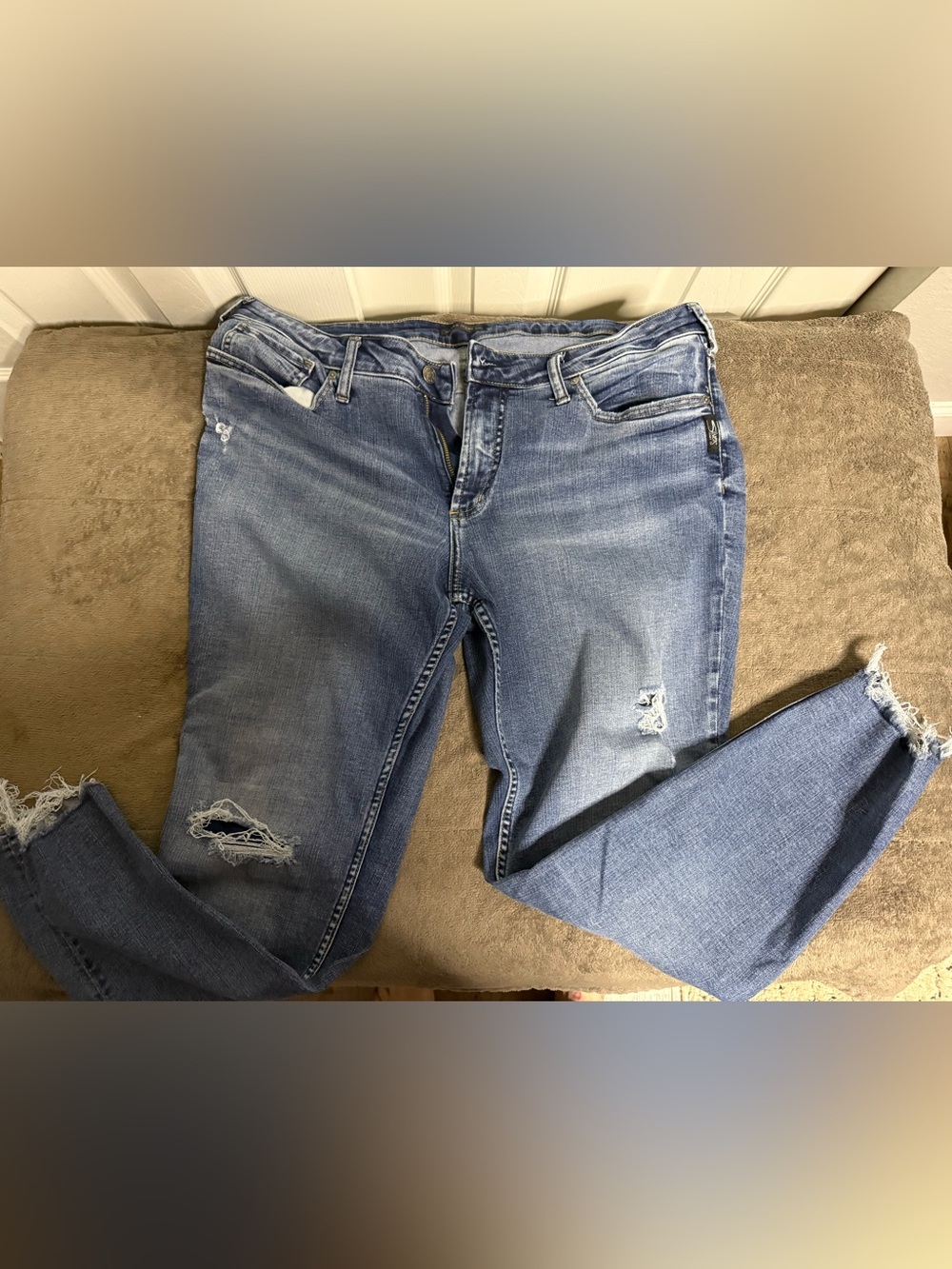 Silver Jeans Women’s Medium Blue Skinny with Distressed Accents